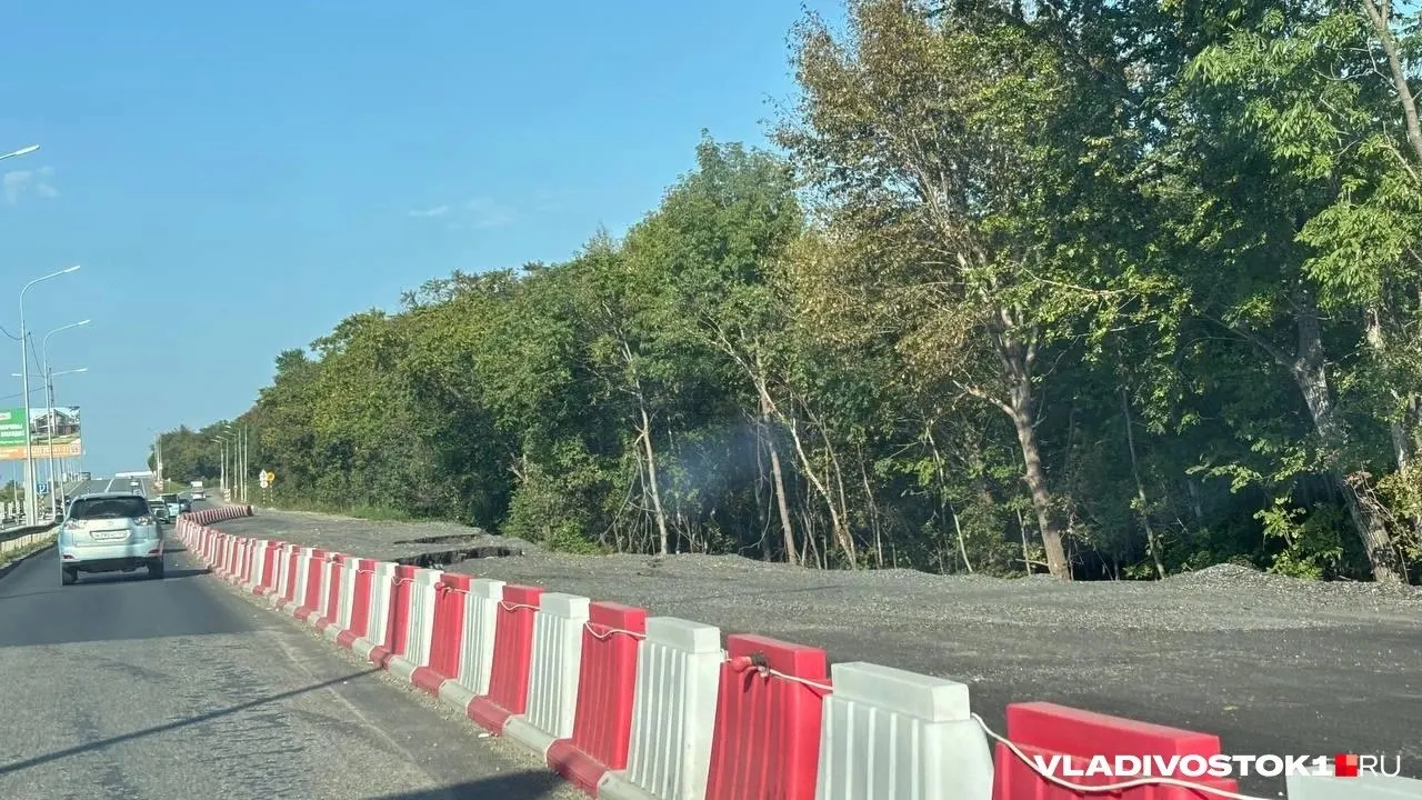 Дорога к спортивно-техническому комплексу оказалась повреждённой накануне форума; ремонт остаётся незавершённым, рядом видны участки с новым асфальтом.