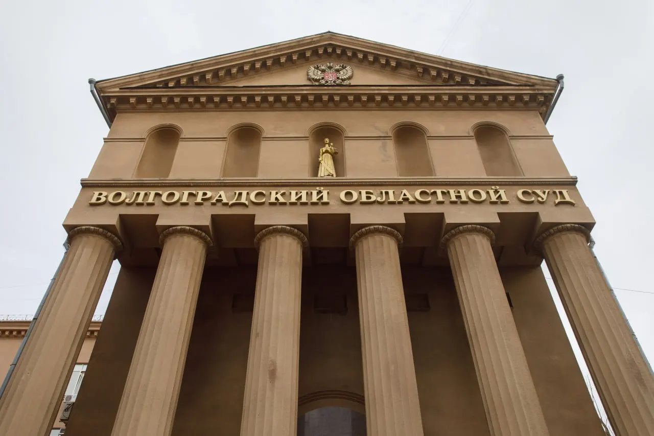 Бывшему чиновнику администрации Волгограда ужесточили меру наказания за взятки и злоупотребления, суд запретил ему занимать должности в сфере жилищной политики.