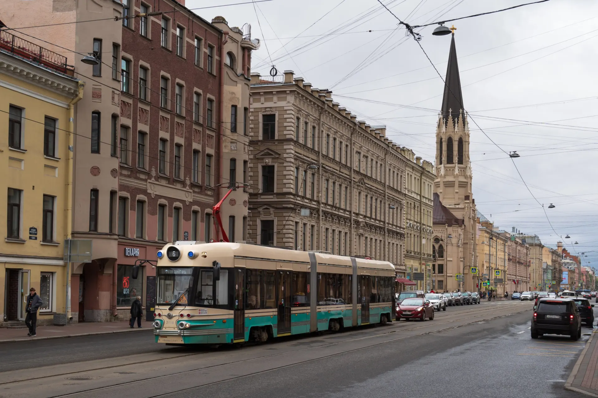 По указу президента в пилотный проект вовлекаются Москва, Татарстан и Сахалин; тесты охватят трамваи, метро и автобусы.