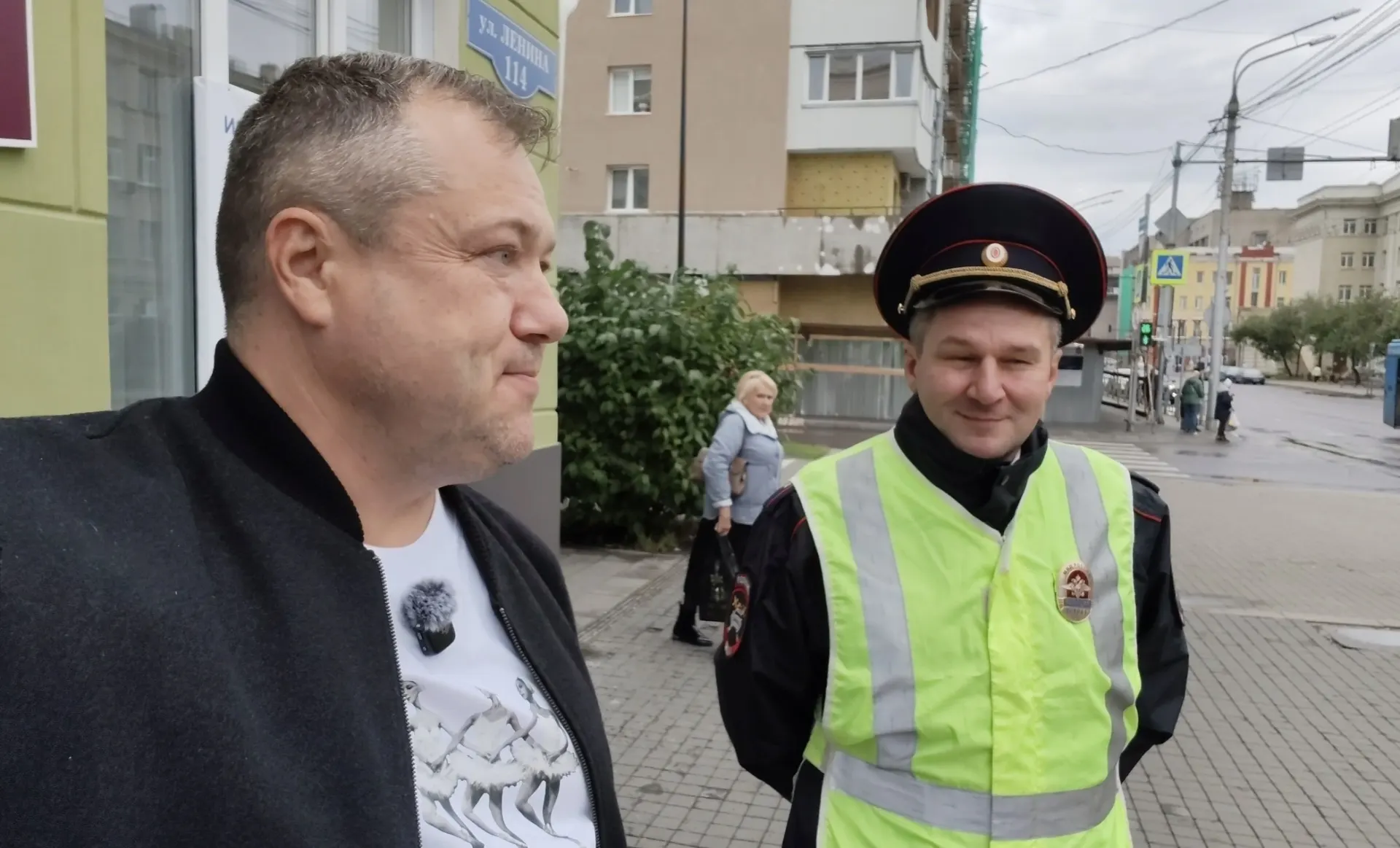 На участке к открытию в 12:00 журналист появился в футболке с изображением балета Лебединое озеро.