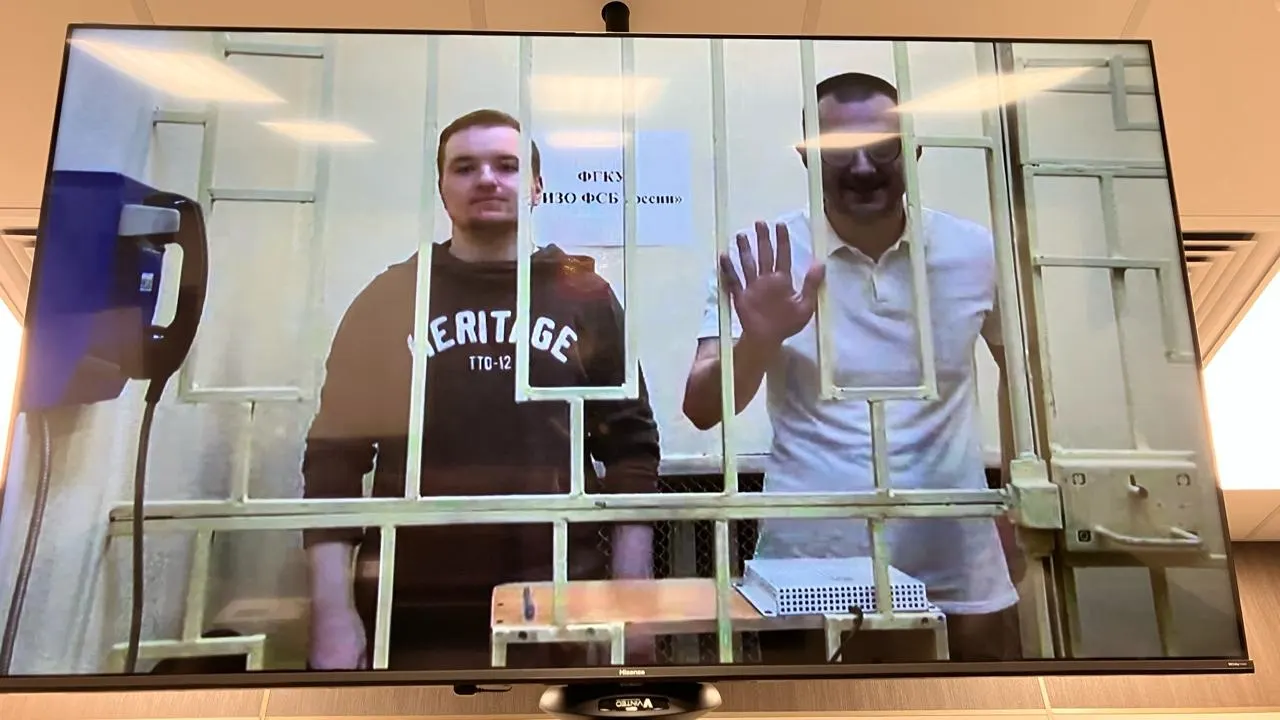 Два человека, ранее работавших в Псково-Печерской семинарии, обвиняются в госизмене, содействии противнику и других связанных преступлениях; дело развивается в рамках расследования.