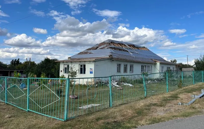 В Орловом Логу под Воронежем заброшенный детский сад ждёт капитального ремонта: подрядчик остановил работы, здание промокает, а детям приходится ездить в Девицу. По делу выявлены случаи недобросовестности подрядчиков, что вызывает вопросы к контрактному контролю.