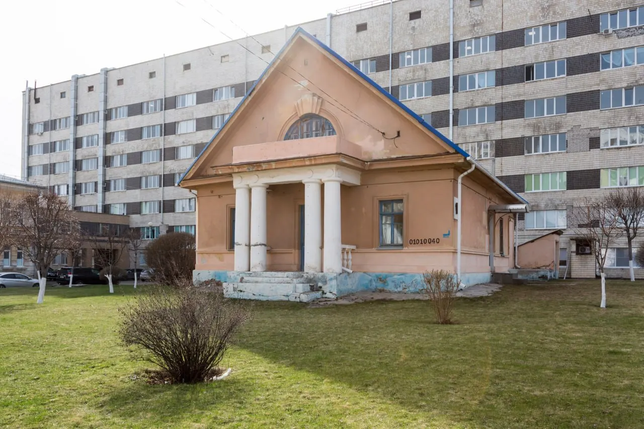 На месте снесённого здания планируется возвести новый храм, старую часовню Космы и Дамиана уберут; проект обсуждается как совместный между епархией и больницей, возможно при поддержке города.