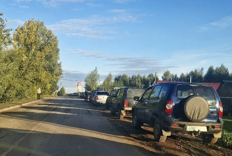 Несмотря на заявления властей, жители региона продолжают стоять в длинных очередях на заправках; официальные данные сообщают о поставках более 1000 тонн бензина в сутки.