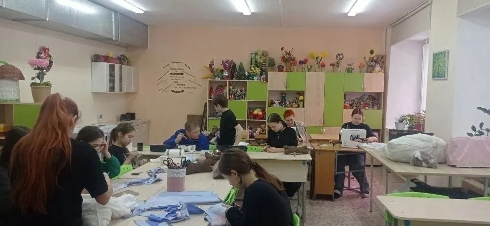 Ученики местной школы участвуют в пошиве подушек‑косточек для профилактики пролежней у лежачих пациентов; изделия передадут в госпиталь.
