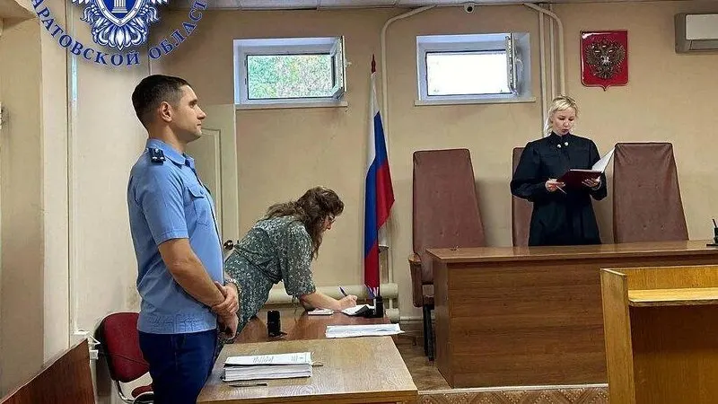 По данным прокуратуры Саратовской области, мужчина избил участника боевых действий после школьного мероприятия; суд вынес наказание и взыскал компенсацию морального вреда.