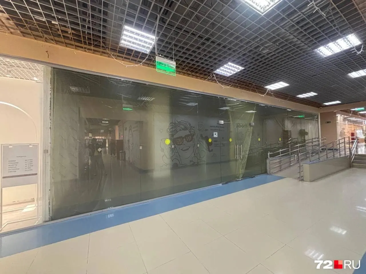 В ТЦ «Солнечный» закрылась торговая точка бренда Sela; по словам посетителей, закрытие уже факт, а в ноябре может исчезнуть детский Ostin. У бренда осталось четыре магазина в Тюмени, все — в крупных ТРЦ.