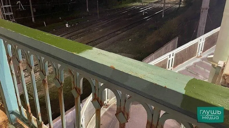 На саратовском мосту надписи на перилах закрасили краской; уборка мусора завершена, лифт на мосту пока не работает.