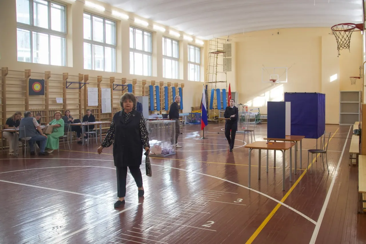 В Петербурге сотрудники бюджетных учреждений вновь сталкиваются с призывами участвовать в выборах в день голосования — в том числе в Эрмитаже, школах и медучреждениях. Источники сообщают о давлении и требованиях к явке.