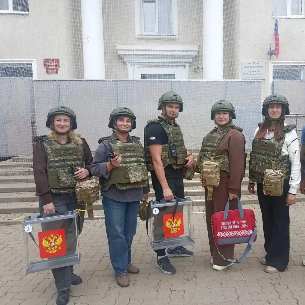 Досрочное голосование проходит на выборах депутатов Госдумы и губернатора Белгородской области. Участники обходят дома, жители голосуют во дворах, обсуждаются продление сроков и подозрительные моменты на участках.