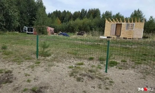 У берегов озера Увильды продолжаются работы у водоохранной зоны; представитель владельца утверждает законность объекта, власти обещали разъяснить ситуацию.