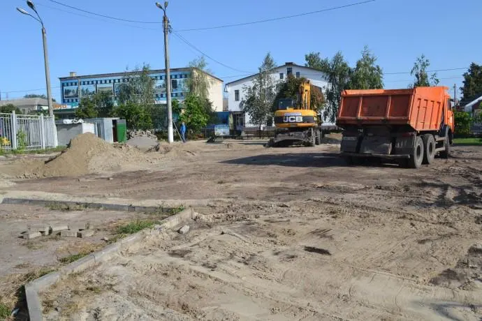 Дело по контракту на благоустройство улицы 1 Мая стоимостью 48,5 млн рублей приостановлено после того, как один из руководителей компании ушел на военную службу; суд запрашивает сведения о его статусе.