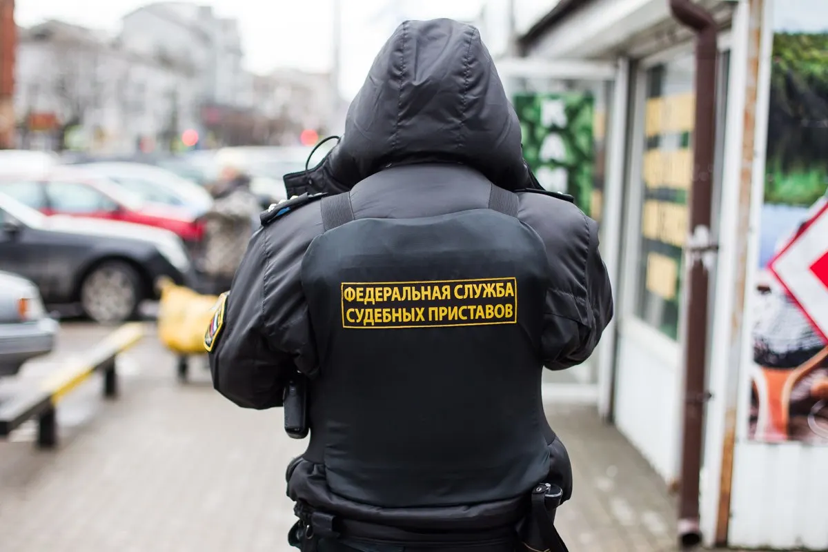 После ареста счетов и ограничения на автомобиль должник погасил долг, доплатив исполнительский сбор; средства направлены взыскателю и в бюджет.