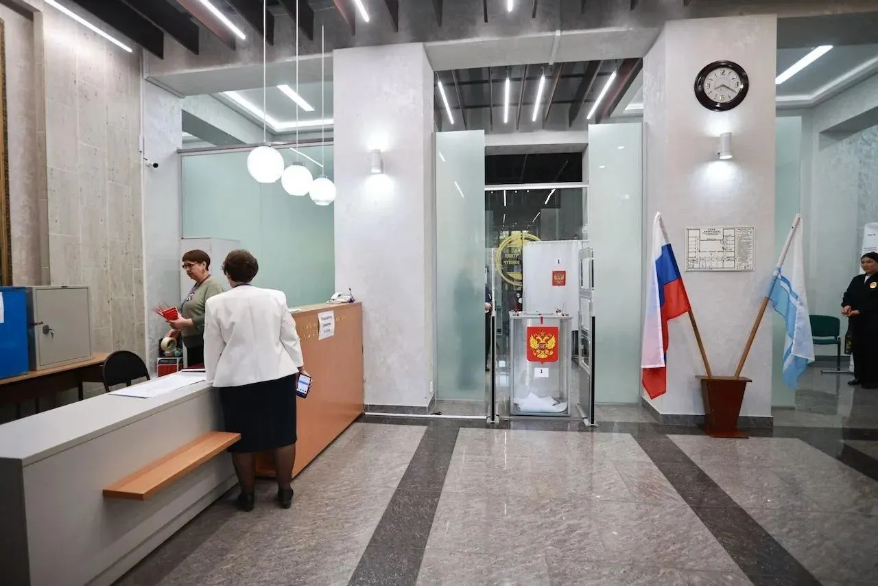 Во второй день голосования в регионе работали 235 участковых комиссий; наблюдатели фиксировали соблюдение порядка, нарушений не зафиксировано.
