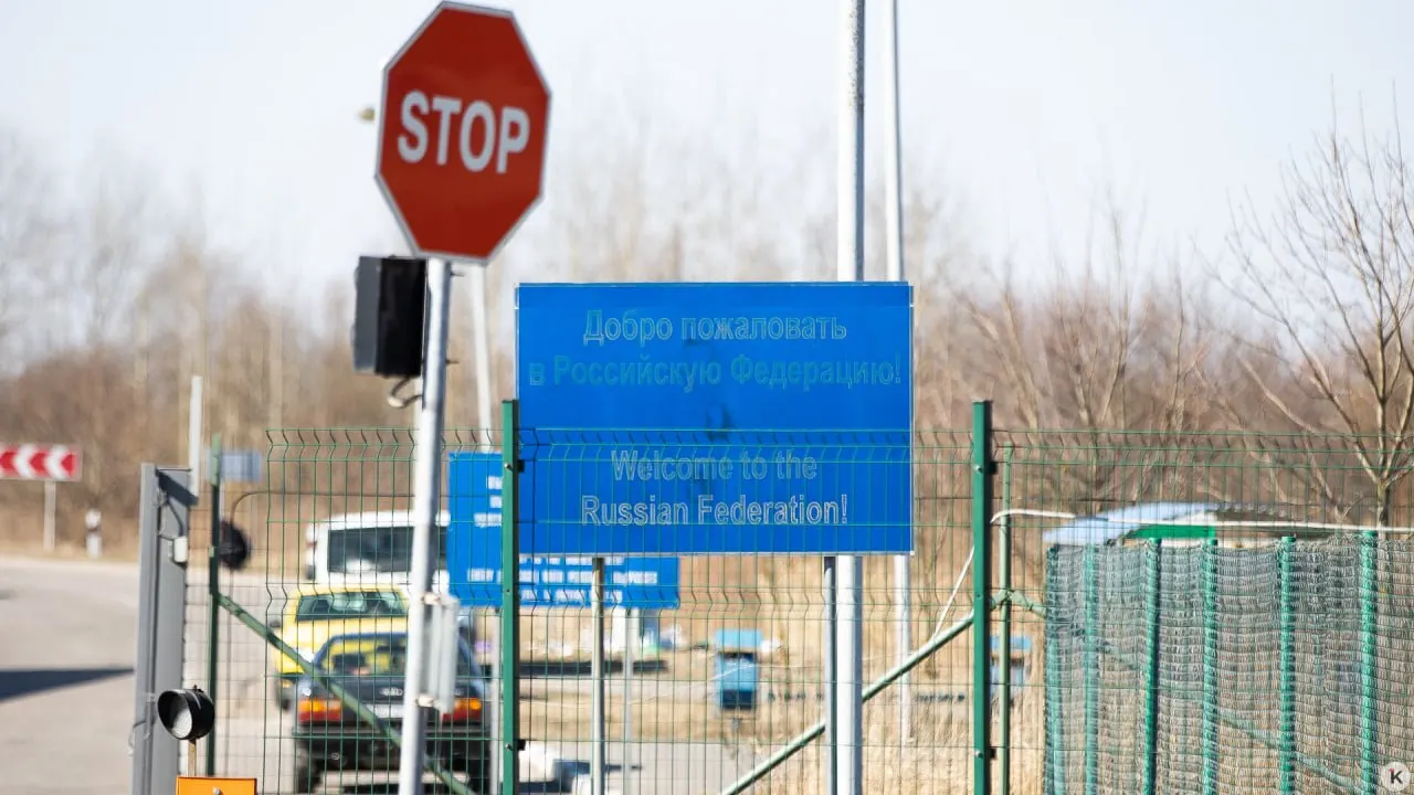 Автомобили с европейской регистрацией частично не пропускаются через границу; ограничения касаются машин с высоким клиренсом и большим объемом двигателя.