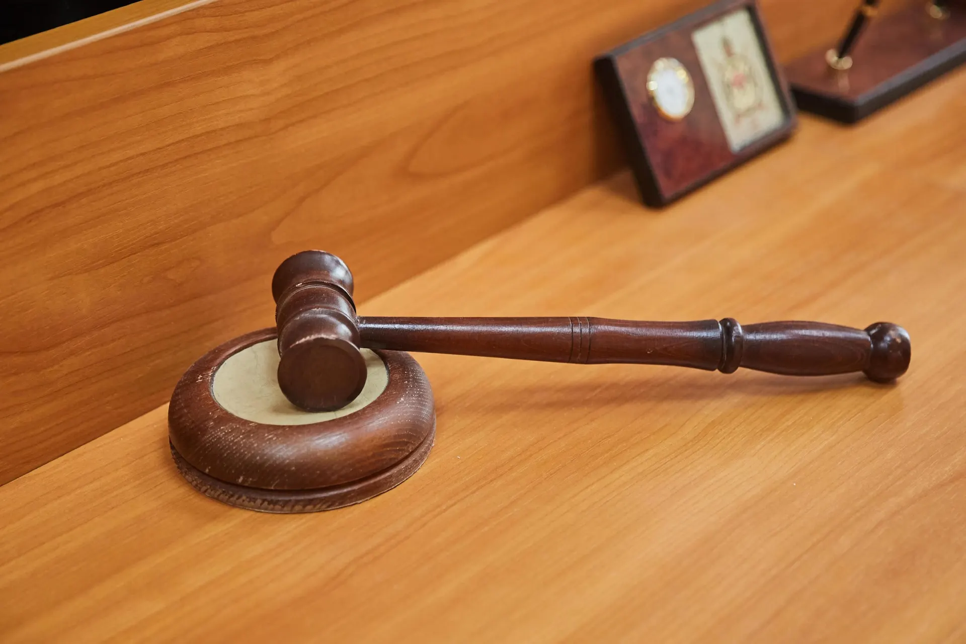 Суд обязал выполнить бесплатную реконструкцию кровли пожарного депо; подрядчик подал апелляцию и продолжает спор с УФАС по реестру недобросовестных поставщиков.