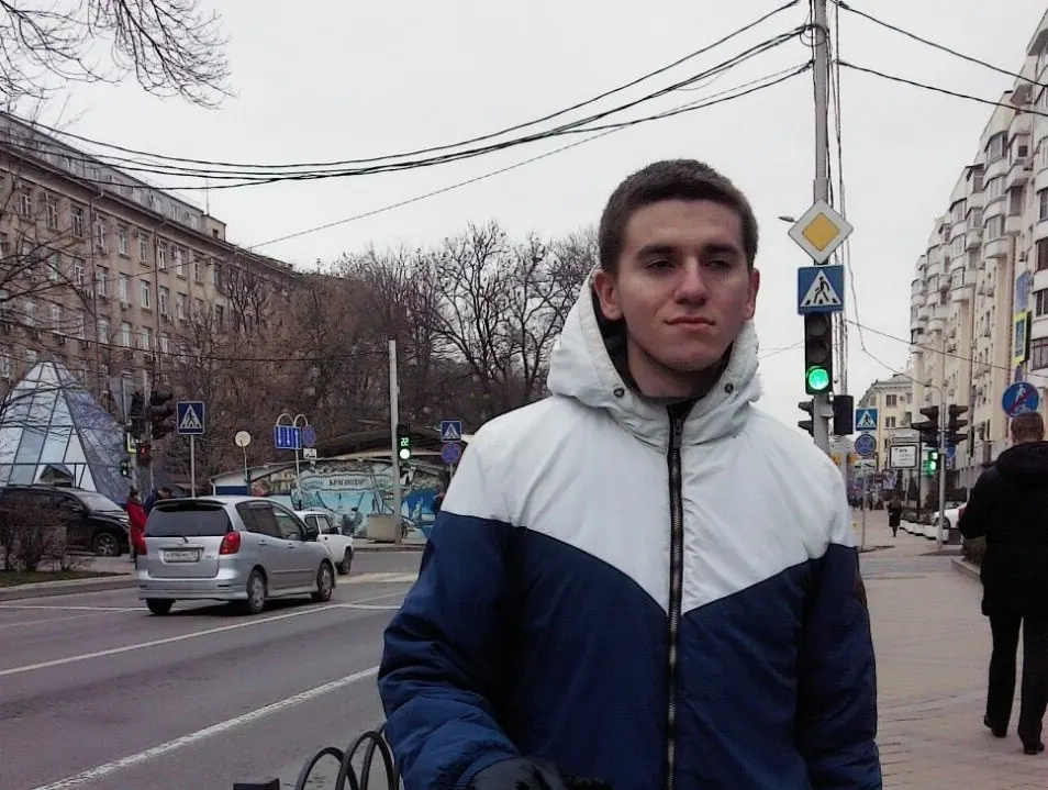 Активист Краснодара получил 10 суток ареста за пикет у здания полпредства; суд квалифицировал акцию как массовую.