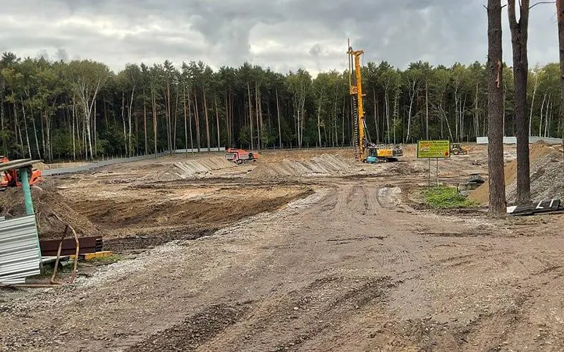 Жители Калининского района выступают против вырубки леса ради будущего физкультурно-оздоровительного комплекса; проект одобрен властями, но вызывает озабоченность по сохранению лесной зоны и инфраструктуре.