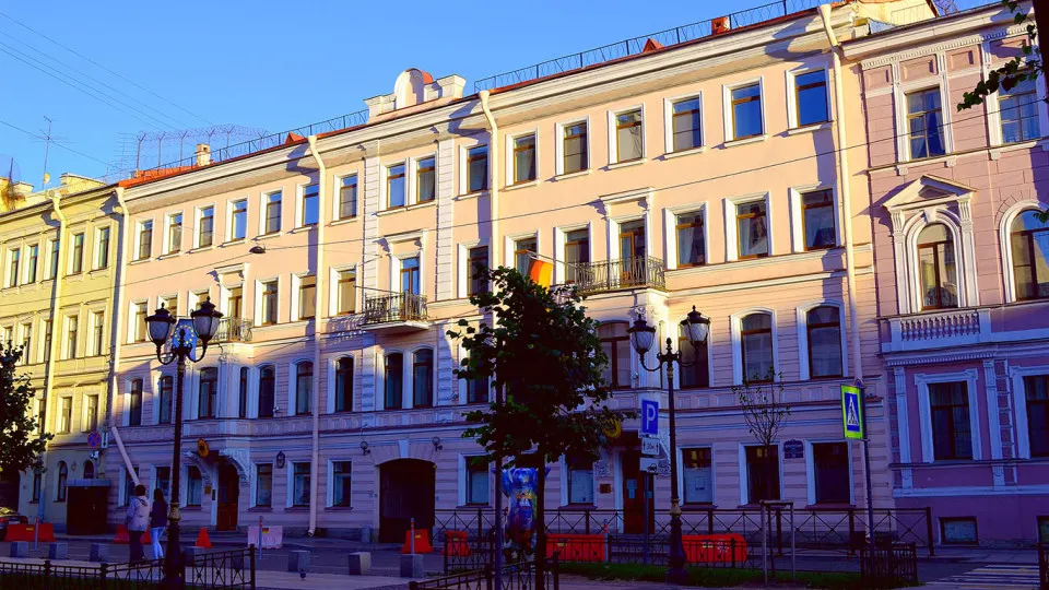 Москва объявила о прекращении работы немецкого консульства в Санкт-Петербурге в ответ на недружественные действия ФРГ; Германия закрыла культурные центры Гёте и ужесточила меры по отношению к россиянам, обостряя дипломатическую обстановку.