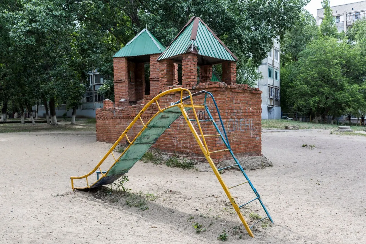 Объект из красного кирпича признан аварийным; демонтаж запланирован из-за угрозы обрушения. Жильцы и управляющая компания обязаны реагировать.