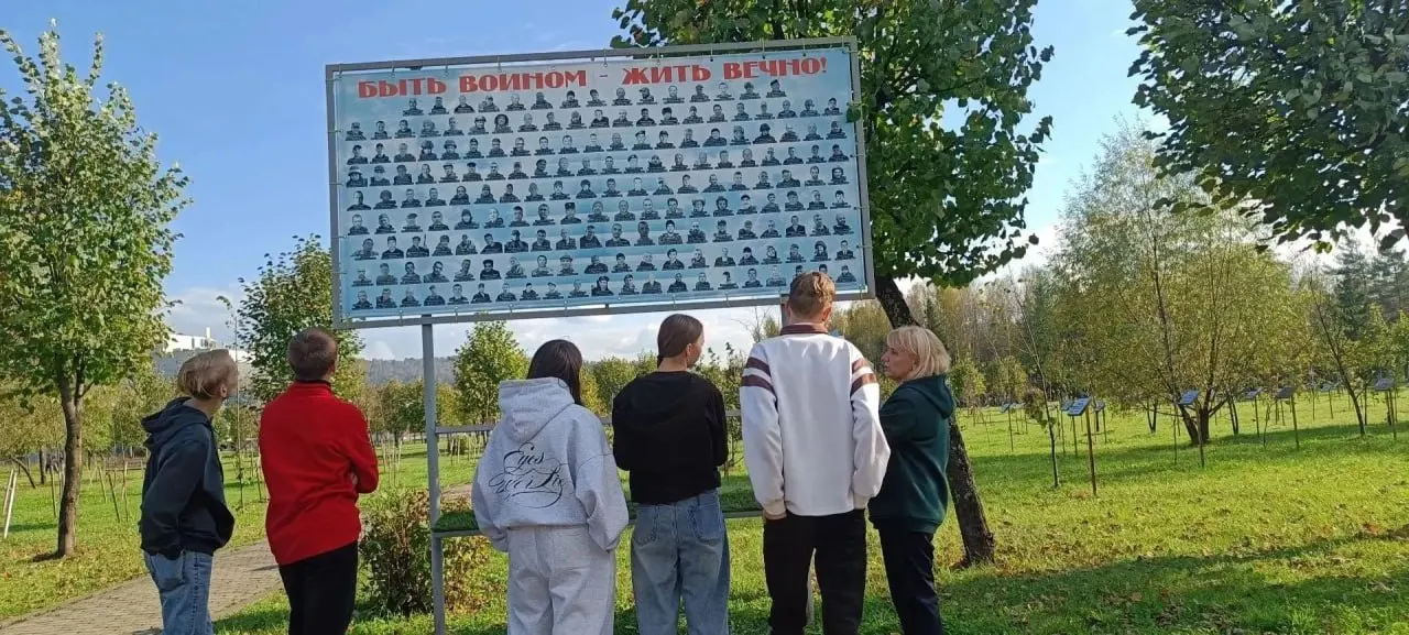 В Кузбассе школьники знакомятся с мемориалами погибших; данные по потерям подчеркивают разницу между конфликтом на Украине и локальными конфликтами.