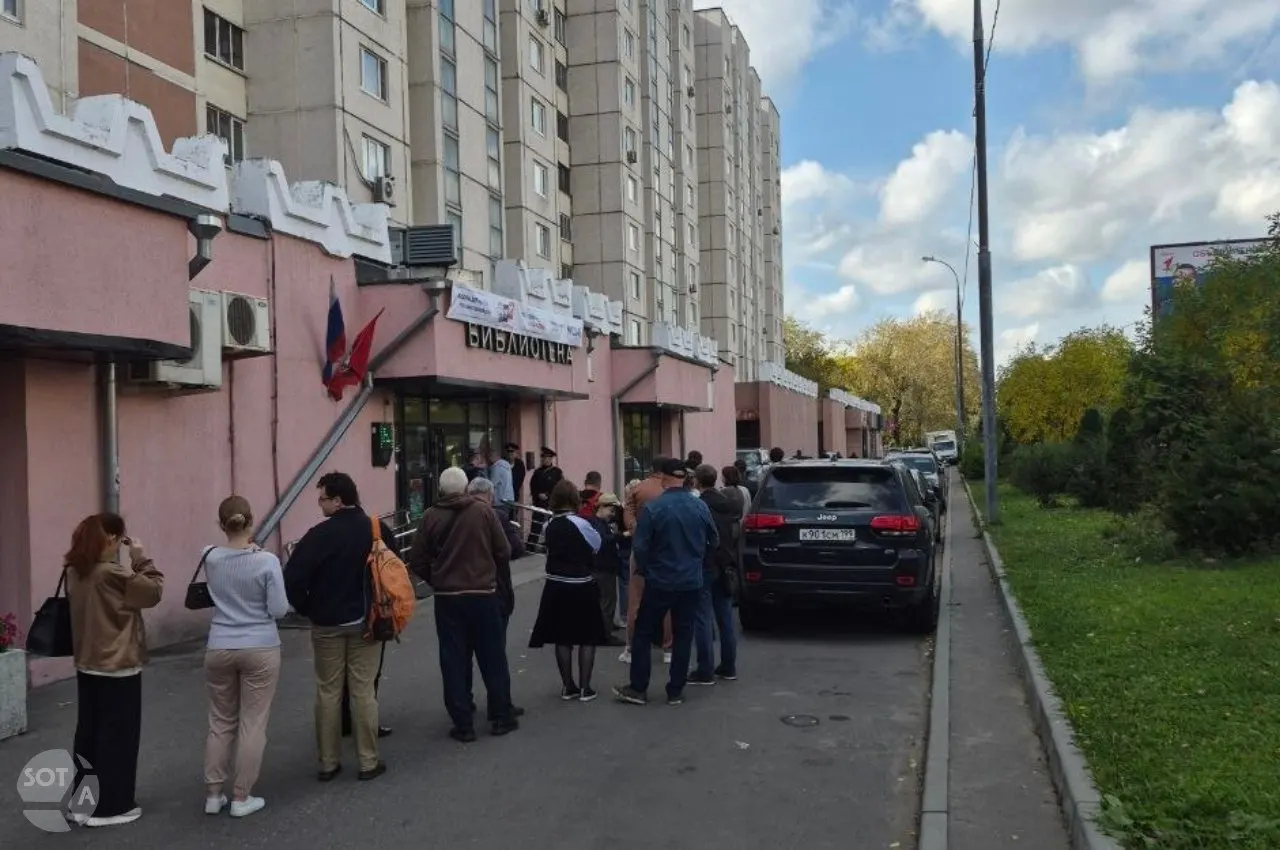 Наблюдатели сообщают о сбоях в системах выдачи бюллетеней и электронных списках на московских участках, что приводит к задержкам и невозможности голосовать привычным способом.
