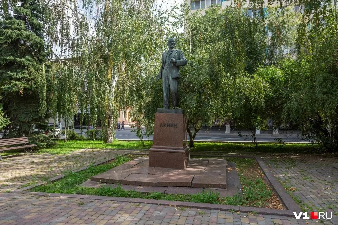 Памятник Ленину напротив здания областной администрации может обрушиться; о дальнейшем ремонте и статусе объекта информации на данный момент нет.