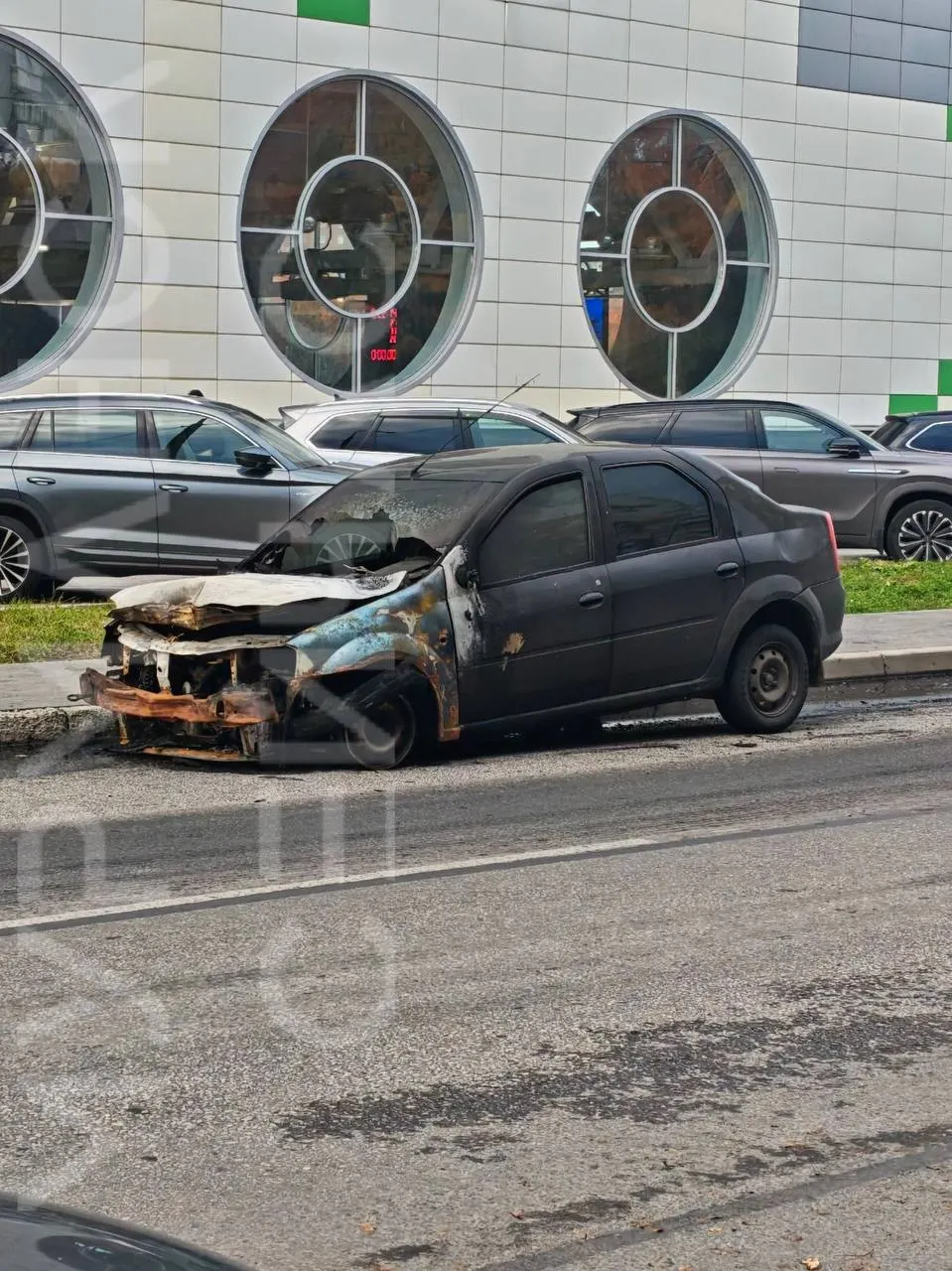 На дороге в Мурманской области стоит сгоревшая машина, ситуация вызывает вопросы.