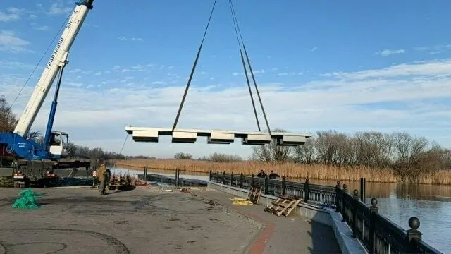 Полесский округ продолжает развитие городской инфраструктуры: реализована первая очередь плавучей набережной и ведутся работы на привокзальной площади.