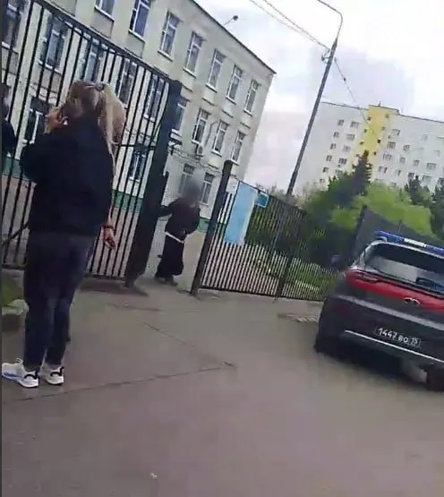 Подросток вошёл в здание с холодным оружием и попытался напасть на педагога. Пострадавшему оказали медицинскую помощь; нападавшего обезвредила охрана, проводится внутреннее расследование.