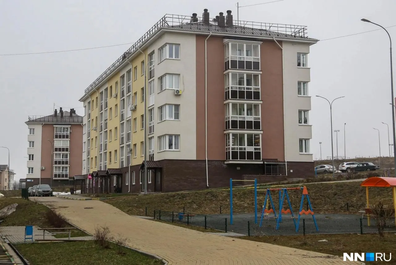 Жители жилого комплекса продолжают жаловаться на отсутствие полноценного уличного освещения; передача внутриплощадочных сетей на обслуживание муниципалитета откладывается до конца 2026 года.