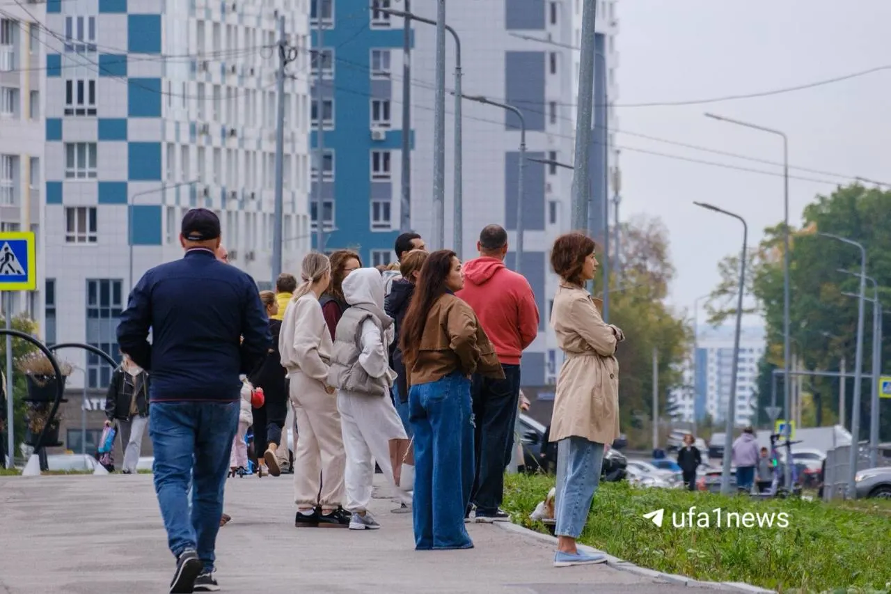 После нескольких недель жалоб ситуация на подходах к школе улучшается: родители стали парковаться дальше и приводить детей пешком.