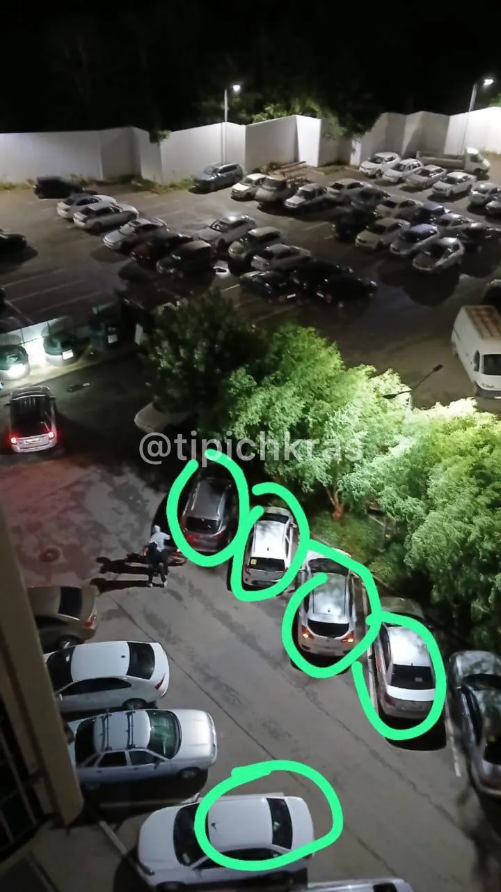 Во дворе жилого комплекса несовершеннолетние на мопеде повредили несколько припаркованных автомобилей и исчезли; ситуация вызывает реакцию жильцов.