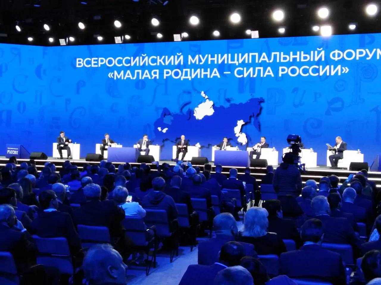 Указ устанавливает ежегодный форум для муниципального сообщества и церемонию награждения за службу; организацию возглавит Сергей Кириенко, организационным партнером выступит Всероссийская ассоциация развития местного самоуправления.