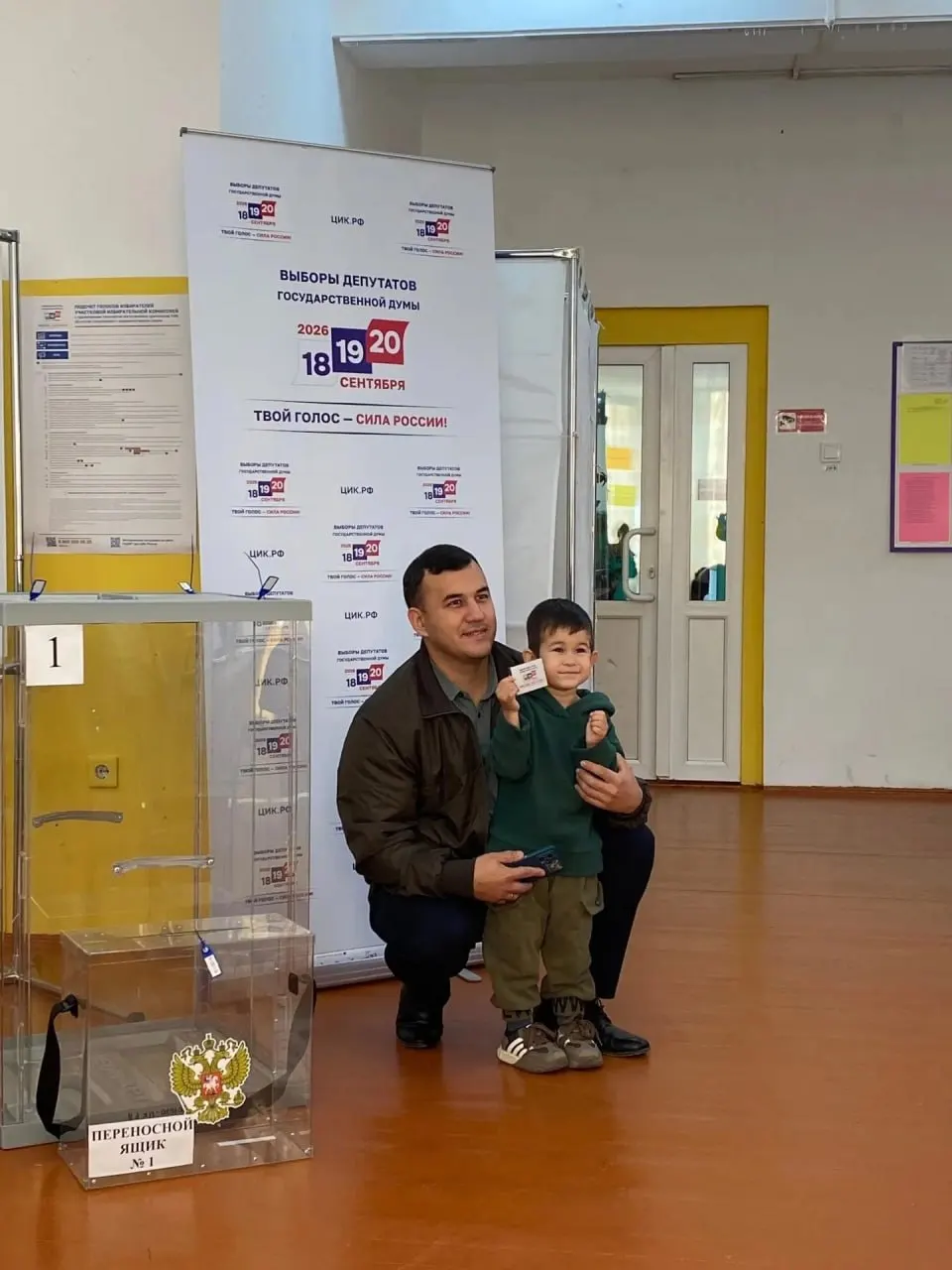 На избирательных участках Республики Алтай продолжается голосование: жители приходят семьями — с детьми и внуками, а наблюдатели фиксируют порядок и спокойную обстановку.