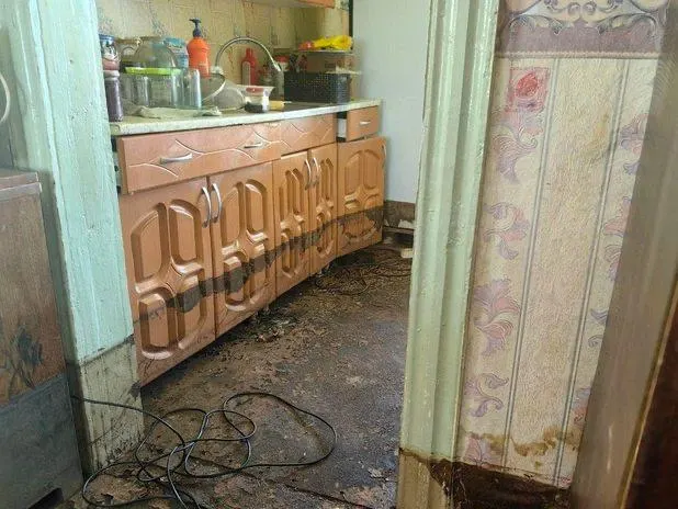 Уровень воды постепенно снижается, но дома повреждены, жители сталкиваются с нехваткой выплат и необходимостью восстановления.
