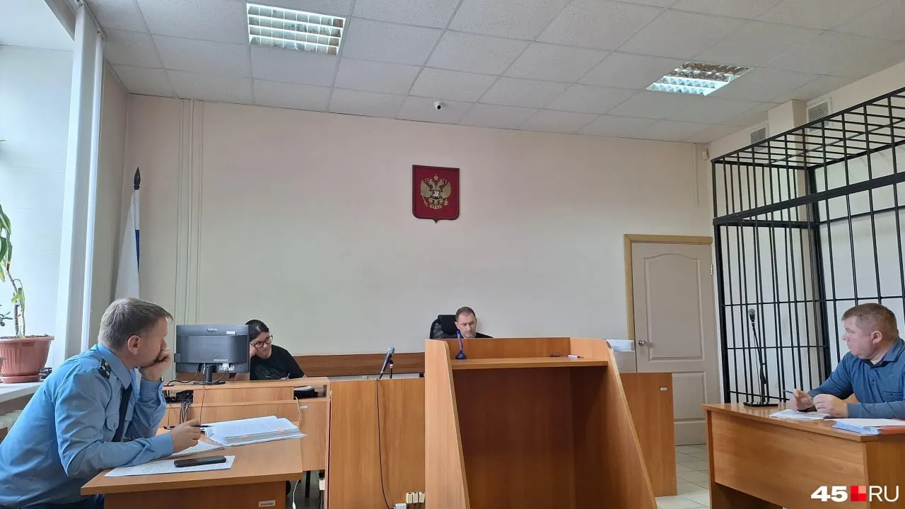 Расследование касается передачи дорогой иконы и коньяка от представителя подрядчика; обвиняемый утверждает, что знал о риске неправомерности подарков, но не думал, что их стоимость повлияет на решения.