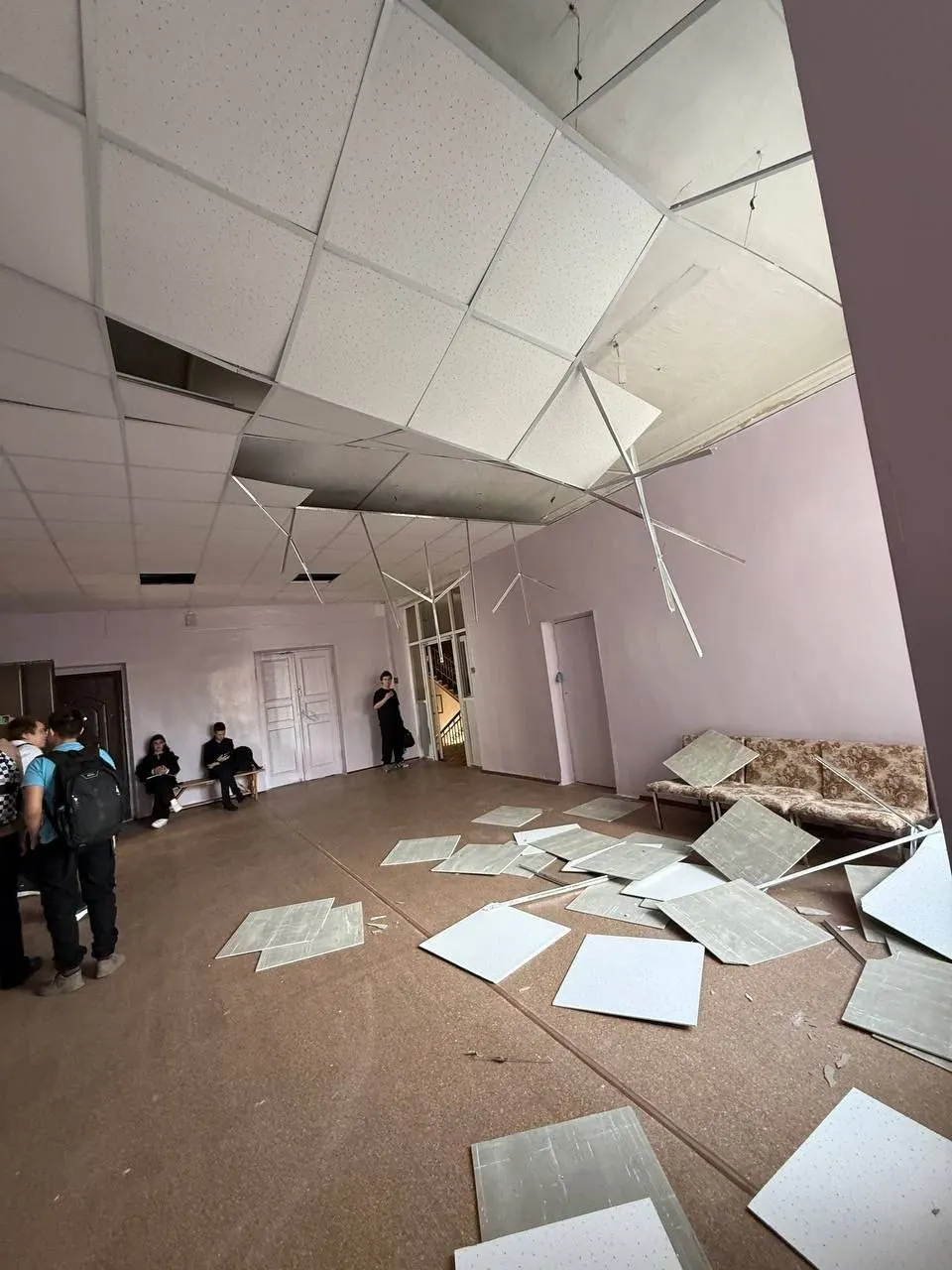 В Волгограде в школе №10 Центрального района случилось обрушение подвесного потолка; жители сообщают о запрете распространять фото ЧП и удалять снимки, ремонт в школе завершился недавно.
