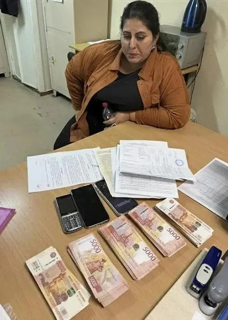 В Екатеринбурге мошенники используют фиктивный брак под предлог участия в мобилизации, чтобы забрать банковские карты и деньги. Рассматриваются похожие случаи из Омска.