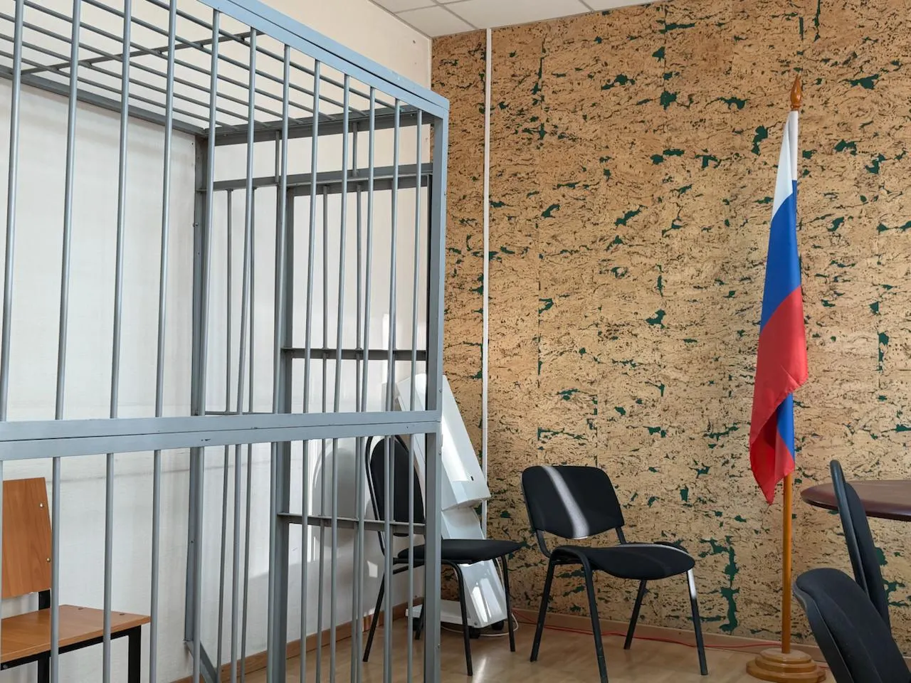 Суд в Екатеринбурге вынес штраф кандидатке за публикацию изображения с пентаграммой; задержаны ещё двое кандидатов от той же партии.