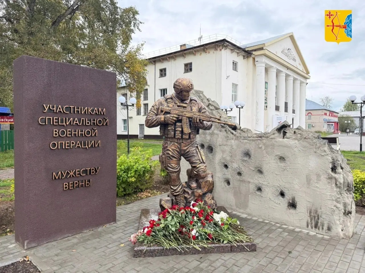 Открытие мемориального комплекса и сквера памяти участников СВО в городе Мураши. Пространство дополнено пешеходными дорожками, освещением и зеленью.