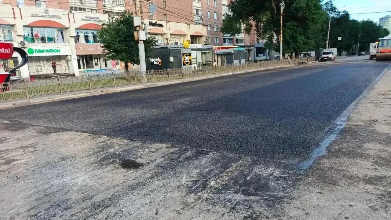 Жители города снова жалуются на повторяющийся неприятный запах в районе памятника Славы; источник запаха пока не установлен.