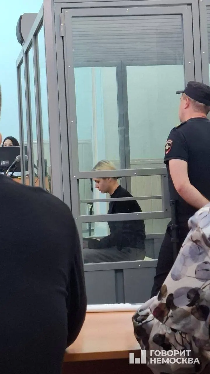 Подозреваемая якобы пыталась создать голос покойного деда с помощью нейросетевой технологии; на суде раскрылись детали дела.