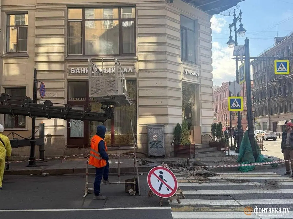 Городские службы проводят плановые работы по укреплению балконов и ограждают территорию на время работ.