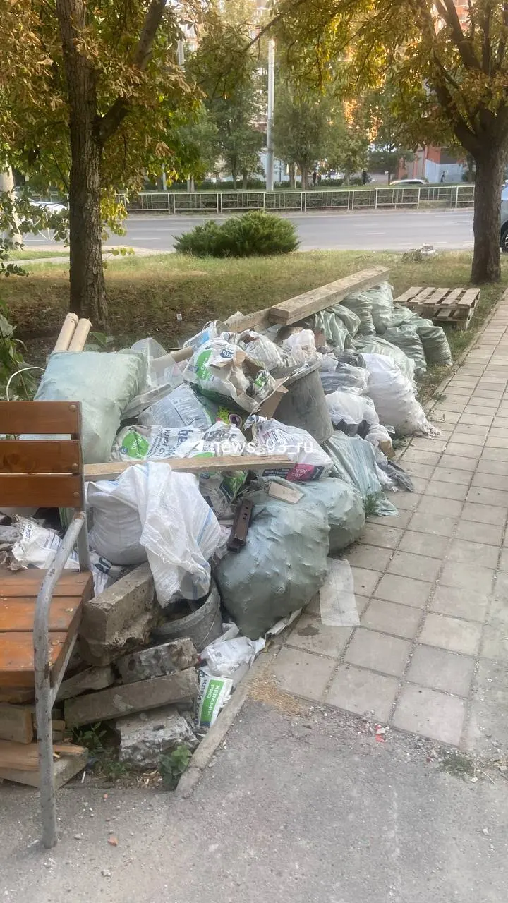 Мешки с мусором у подъезда остаются уже два месяца после ремонта; жильцы обращаются к управляющей компании и местным службам с просьбой убрать завал.