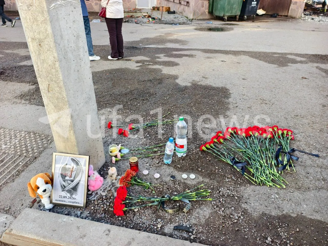 Местные жители принесли свечи и цветы, образовав стихийный мемориал возле подстанции после пожара.
