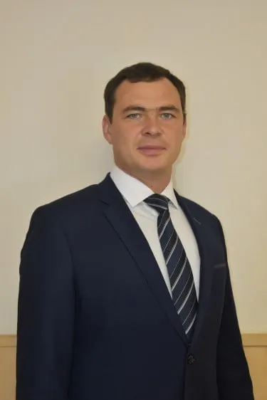 После нападения на школьника девятого класса депутат лишился мандата. Позже стало известно о выплате семье пострадавшего 700 тысяч рублей; конфликт урегулирован мирно.