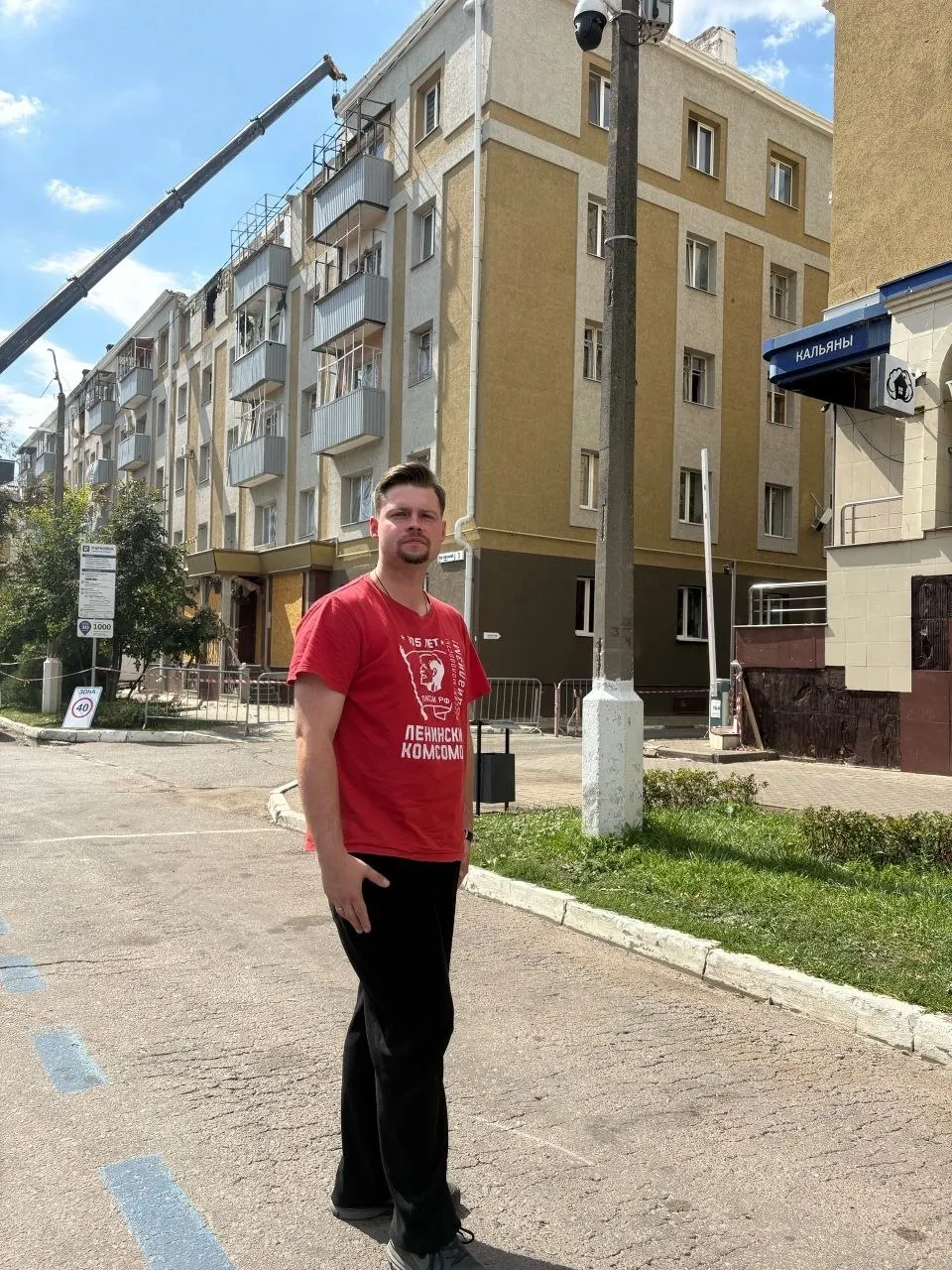 Суд признал виновным в возбуждении ненависти к членам политической силы за иллюстрацию, на которой рука душит змею рядом с символикой партии; дело касается агитационной публикации и проводится в рамках выборного процесса.
