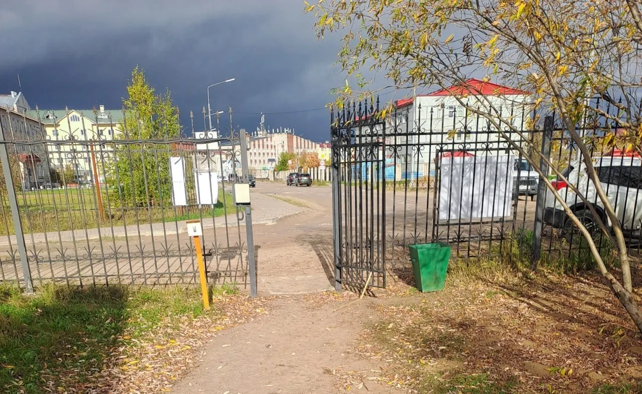 После установки ограждения исчезли привычные дорожки, главный вход оказался на голой земле — путь к знаниям напоминает маршрут через болото.