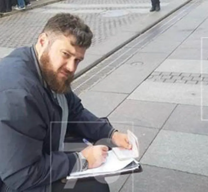 Уличного художника повалили на землю во время проверки у Казанского собора; пострадавший подал заявление в полицию.